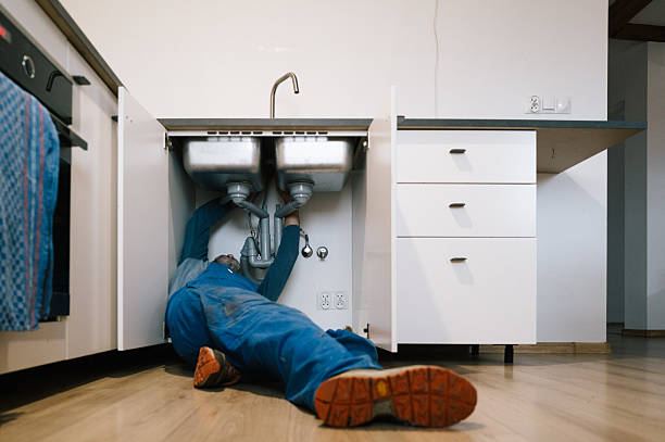 Professional Emergency Plumber technician working in Laredo, TX